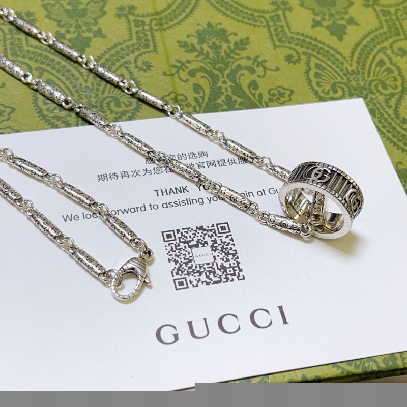 G*u*i necklaces